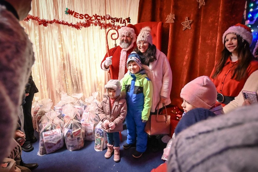Święty Mikołaj zaparkował sanie na ulicy Krakowskiej i rozdawał prezenty
