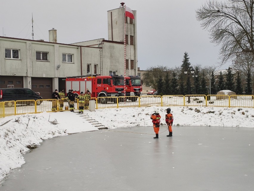 Strażacy z OSP w Gołańczy ćwiczyli na lodzie 