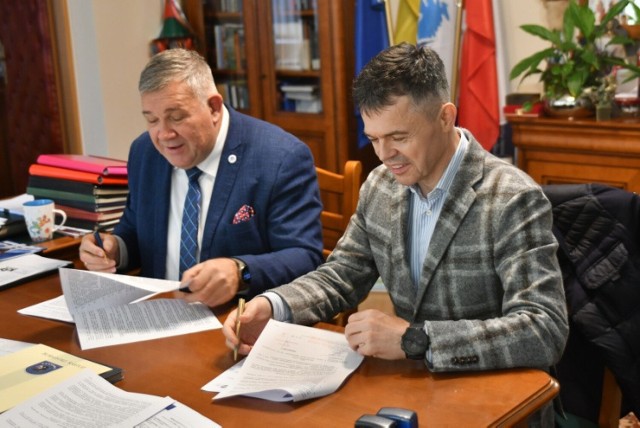Burmistrz Kartuz podpisał umowy z wykonawcami na remont dwóch ulic i budowę kanalizacji deszczowej w Kiełpinie.