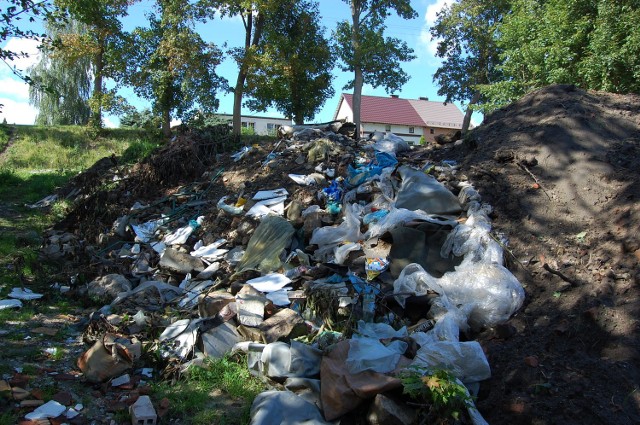 Na ul. Szarych Szeregów razem z gruzem wywieziono sporą ilość innych odpadów