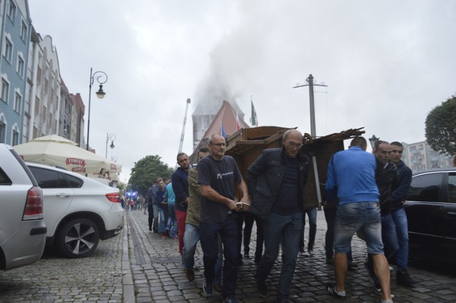 - Tak trzeba. Po prostu. To obywatelski obowiązek - mówił nam pan Józef, który wraz z innymi targał olbrzymi konfesjonał. 



Pan Józef wraz z innymi wynosił z katedry konfesjonały, obrazy, ławki. - Bo tak trzeba. To obywatelski obowiązek - mówił po wszystkim zziajany.

Ludzie wbiegli do środka, ryzykując życie. W środku jest dym, masa wody. Policja i straż nie wpuszcza nikogo do środka. Jednak ratownicy walczą z ogniem i nie mają czasu na ratowanie dobytku. Dlatego wzięli się za to ludzie.

Przeczytaj też:  Wszystkie informacje o pożarze katedry w Gorzowie

