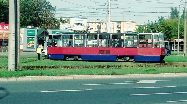 Dziś (czwartek) około godz. 15 jeden z Internautów poinformował nas, że na Kapuściskach przy ul. Szarych Szeregów wykoleił się tramwaj. Zarząd Dróg Miejskich i Komunikacji Publicznej w Bydgoszczy opublikował komunikat "Uwaga! Szarych Szeregów - awaria tramwaju - linie T4, T7 i T8 od centrum kierowane do pętli Wyżyny - możliwe opóźnienia". 

Nie ma informacji na temat osób poszkodowanych. Nie wiadomo też, jak długo mogą potrwać utrudnienia. Będziemy Państwa informować na bieżąco.


Info z Polski - 24 sierpnia 2017.

