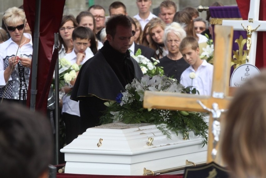Pogrzeb 13-latki na cmentarzu przy ul. Spokojnej w Gdyni.
