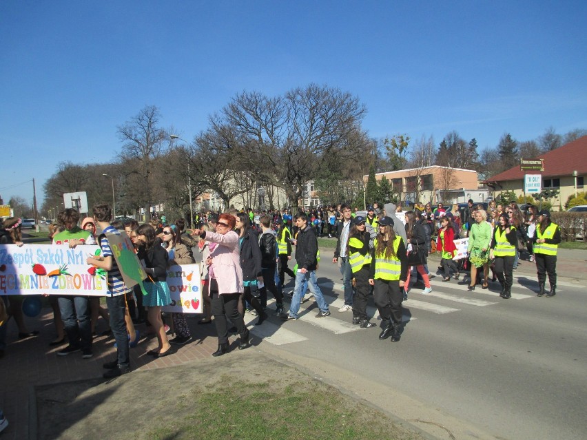 Kłobuck: Happening ZS nr 1 na Rynku