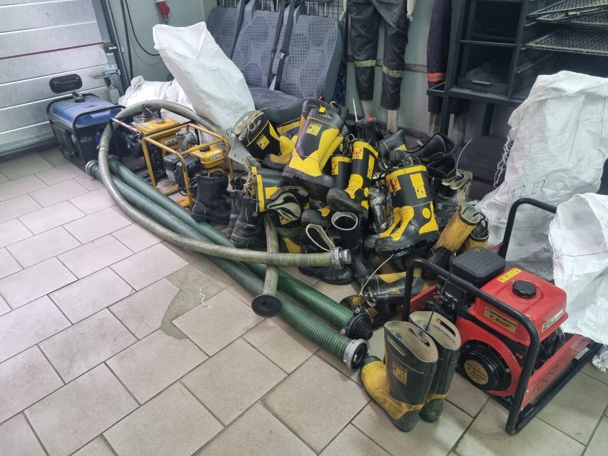 Legniccy strażacy pomagają Ukrainie. Zbiórka sprzętu dla druhów z terenów objętych wojną ZDJĘCIA
