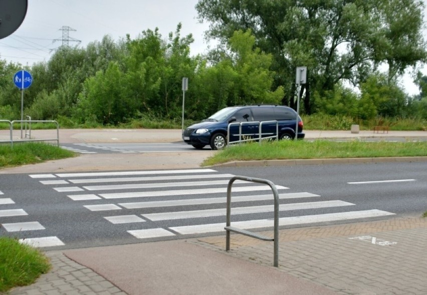 Na przejściu dla pieszych i przejeździe rowerowym przez...