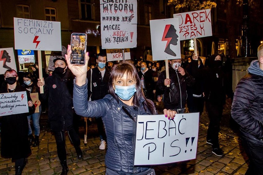 Kolejny dzień protestu kobiet w Świdnicy. Katedry pilnowali kibole (ZDJĘCIA)