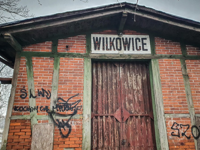 Dworzec PKP w Wilkowicach w ruinie