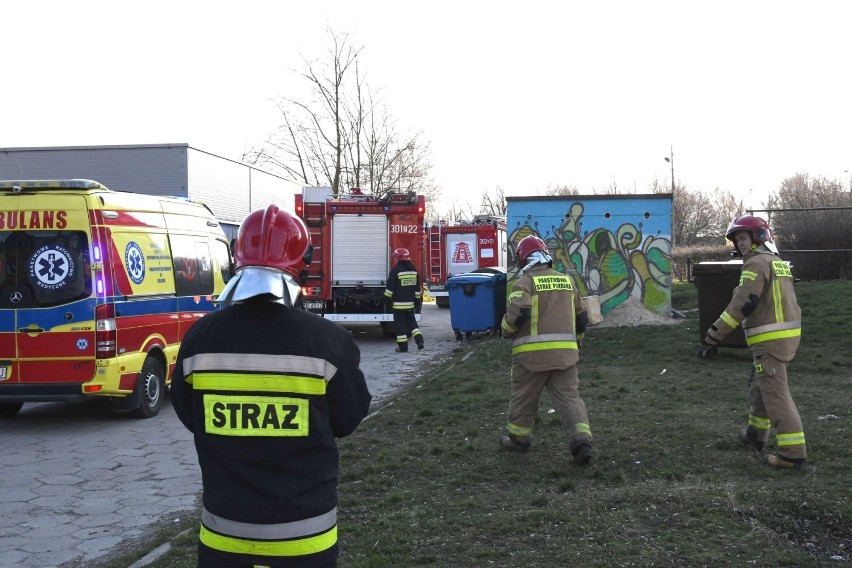 Alarm w bloku socjalnym przy Młodej 4 w Kielcach! Jedna osoba ewakuowana. Na miejscu pięć zastępów straży pożarnej (ZDJĘCIA) 
