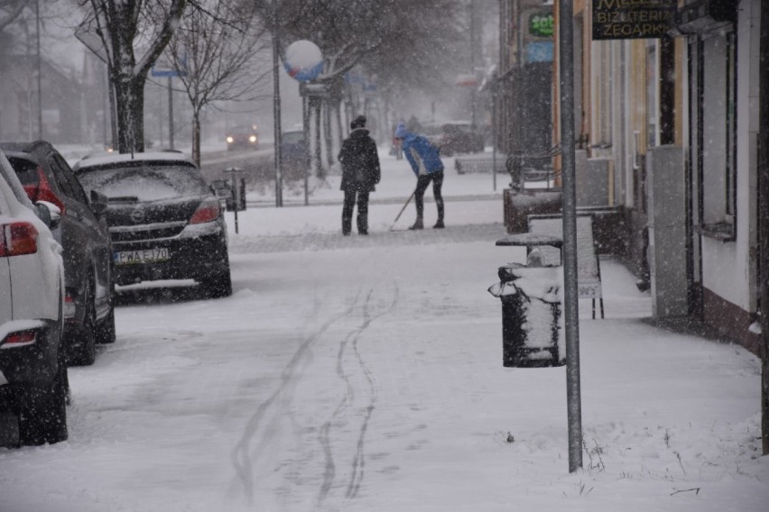 Pierwszy atak zimy w 2021 roku w Wągrowcu. Zrobiło się biało. A jak będzie w kolejnych dniach? 