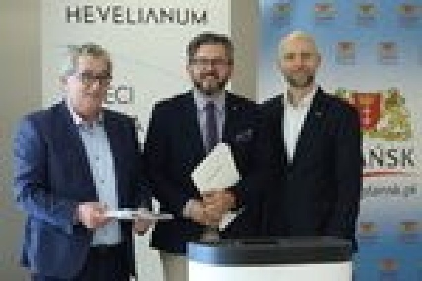 Od lewej: szef firmy SW Jan Rekowski, dyrektor Hevelianum...