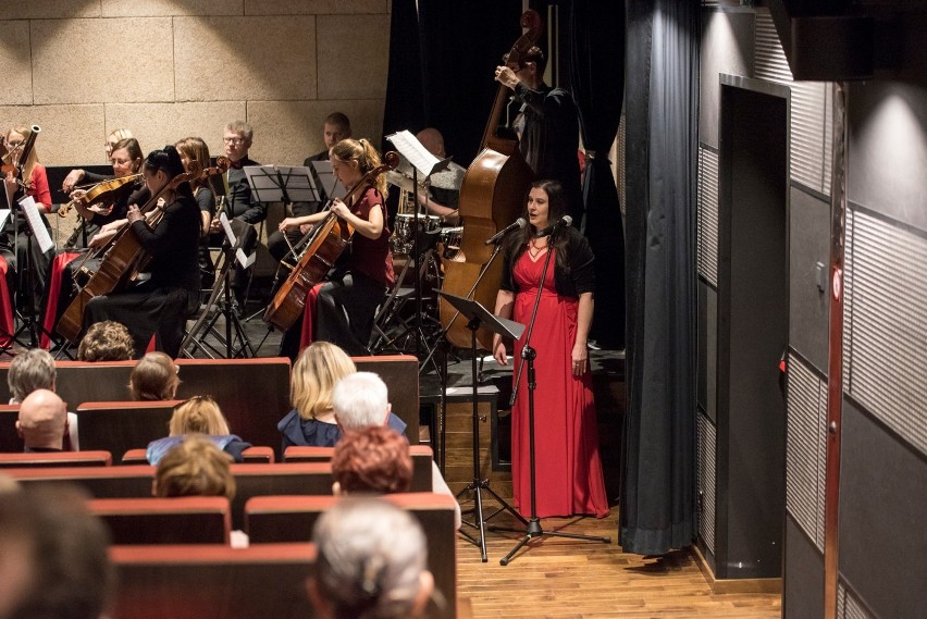 Orkiestra Miasta Pruszcz Gdański zagrała dla pań z okazji Dnia Kobiet | ZDJĘCIA
