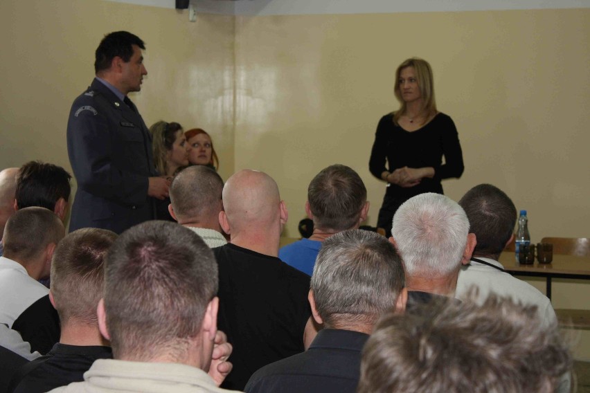 Spotkanie Iwony Guzowskiej z więźniami w Zakładzie Karnym na Przeróbce