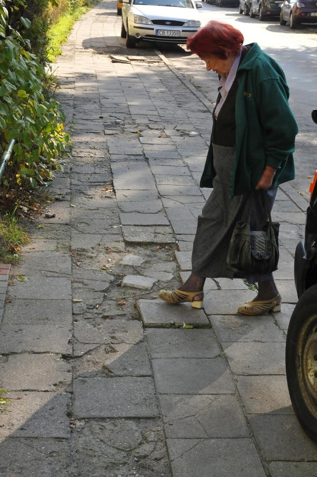 Mimo napraw chodnik przy Dwernickiego wciąż wygląda fatalnie.