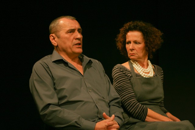 Anna Januszewska i Grzegorz Młudzik (na zdjęciu w spektaklu „Letnie osy kąsają nas nawet w listopadzie”) w tym roku obchodzą 40-lecie pracy artystycznej