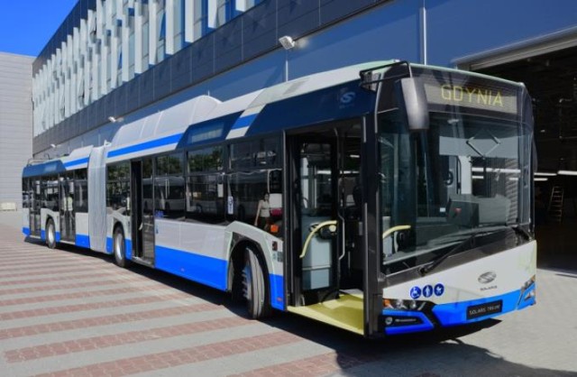 Tak prezentuje się nowy, przegubowy trolejbus Solaris Trollino 18, który będzie mógł jeździć po mieście bez konieczności wspomagania z trakcji.