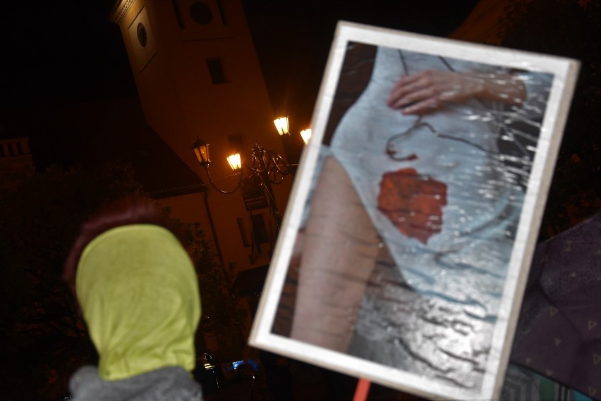 Rybnik: "Jesteśmy całym sercem z Warszawą!" Kobiety spacerują w deszczu