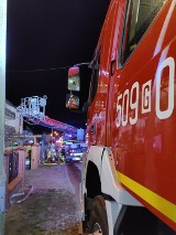 Pożar we Władysławowie: w niebezpiecznej akcji gaśniczej udział brało 8 zastępów i 31. ratowników | ZDJĘCIA
