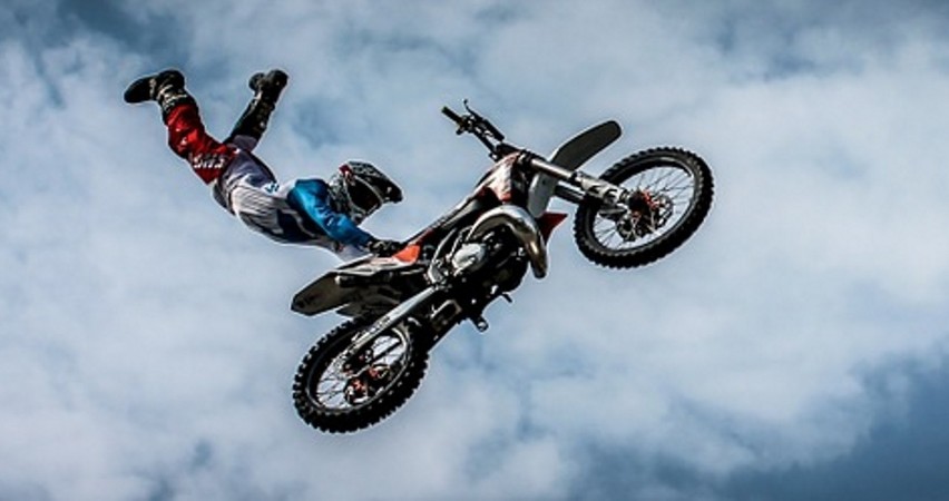 Air Moto Show w Pile już w weekend. Czekają wyścigi, motocykle, pokazy lotnicze i koncert Chylińskiej [PROGRAM, MAPKA, ROZKŁAD MZK] 