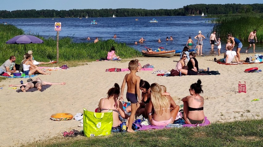 Mieszkańcy regionu wypoczywają na plażach nad Pilicą w...