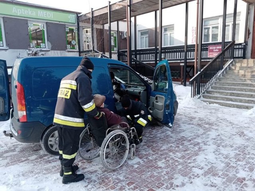 W Kotli strażacy pomagają seniorom dostać się na szczepienie