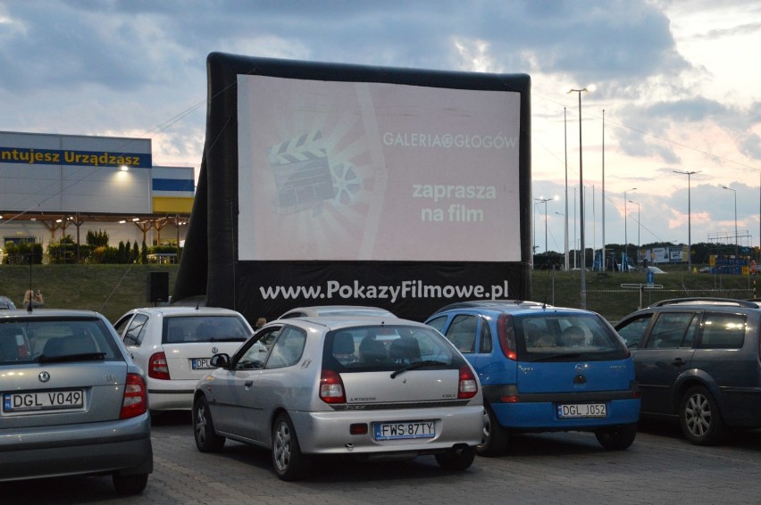 Letnie kino samochodowe na parkingu przy Carrefourze