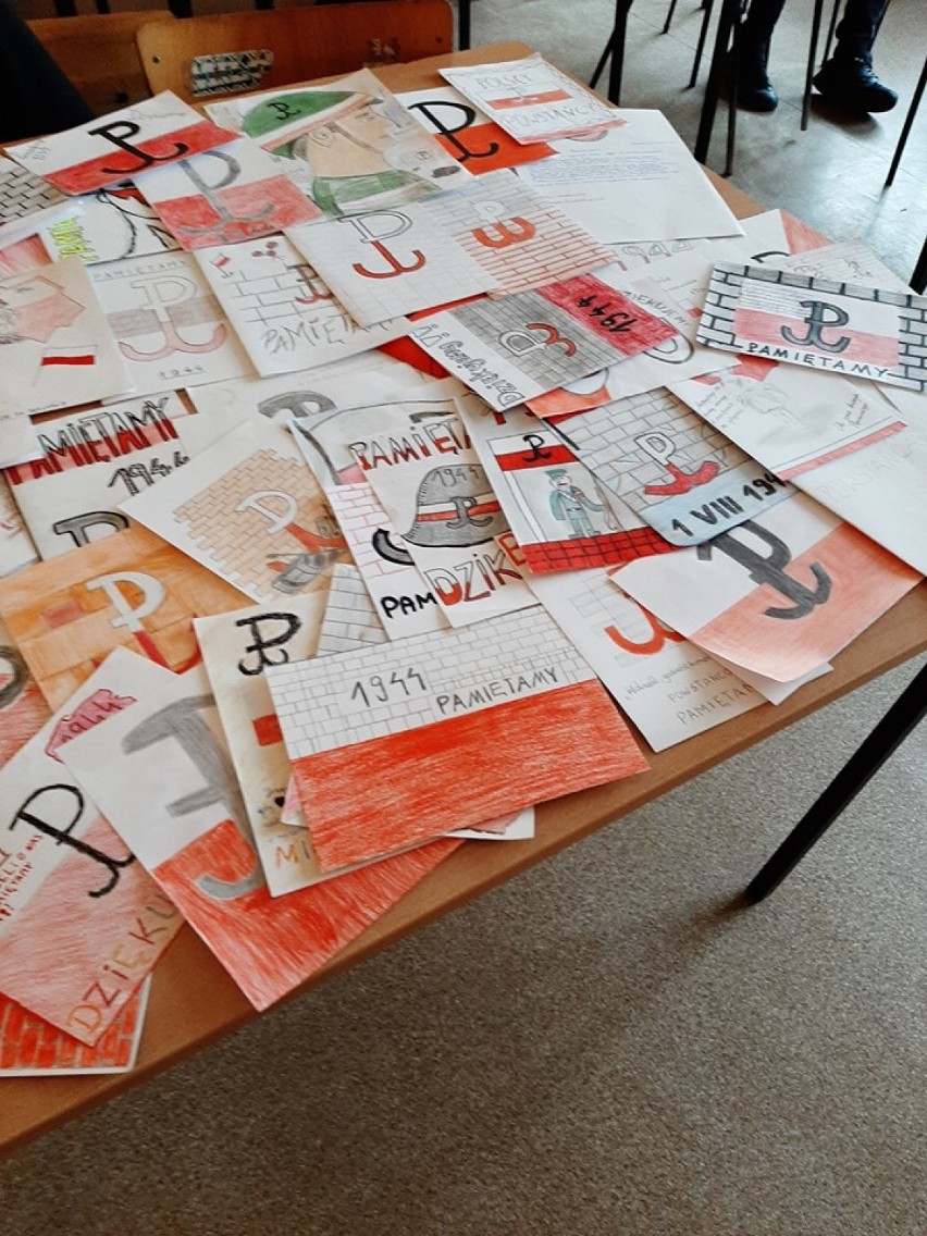 Uczniowie z Rusocina wykonali ponad 100 kartek z życzeniami dla uczestników Powstania Warszawskiego [ZDJĘCIA]