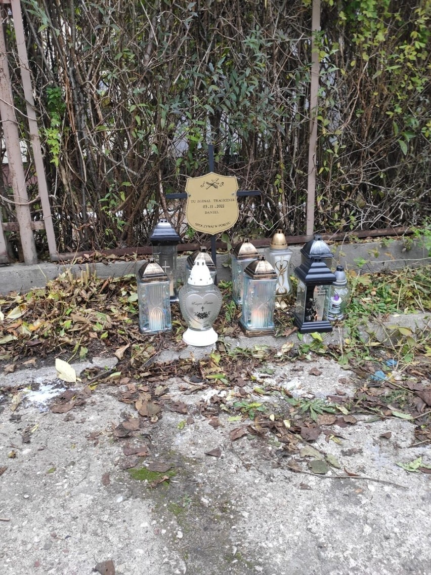 Przy ul. Parkowej, gdzie zginął 30-letni Daniel, płoną...