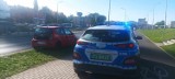 Potrącenie na Podzamczu w Wałbrzychu. Pieszy dostanie mandat, nowe auto zniszczone ZDJĘCIA