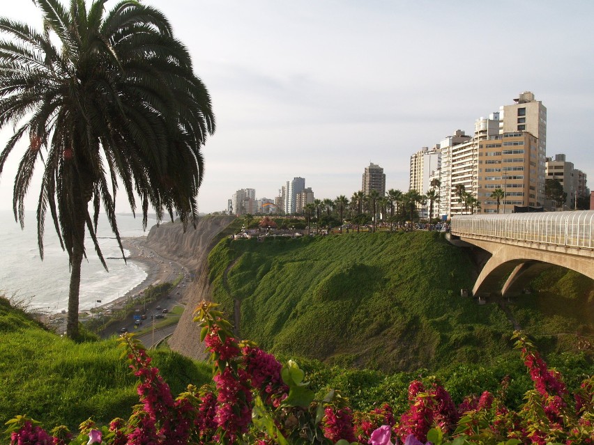 Dzielnica Limy - Miraflores widziana z wybrzeża.