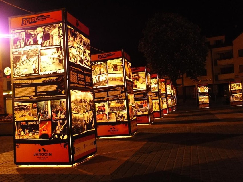 Złotów: Wystawa &quot;30 lat  jarocińskich festiwali&quot; na Placu Paderewskiego w Złotowie [GALERIA]