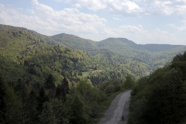 Niesamowita podróż na Ukrainę. Kolej Zakarpacka, tysiącletnie dęby i dziurawe drogi na motocyklu [ZDJĘCIA]