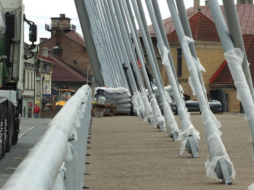 Most w Żywcu: Kładą asfalt, robią chodniki [ZDJĘCIA]