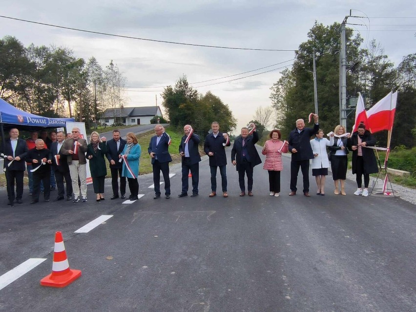 Otwarcie nowego odcinka drogi powiatowej w Przysiekach