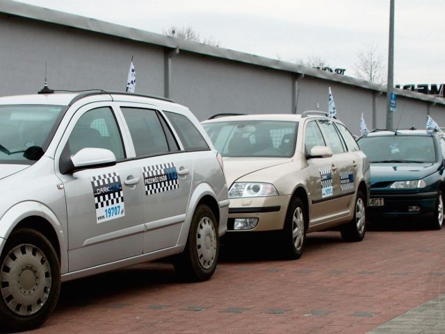 Poznaniacy coraz chętniej korzystają z usług DarkCar, a kierowcy taksówek zaciskają pięści