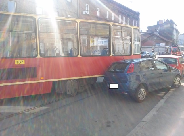 Wypadek w Chorzowie: tramwaj wypadł z szyn