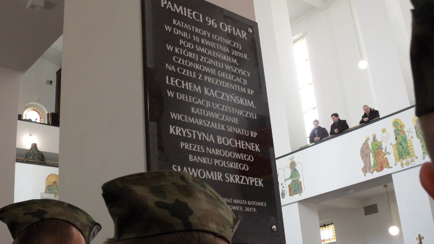 Tablica poświęcona ofiarom katastrofy smoleńskiej w kościele...