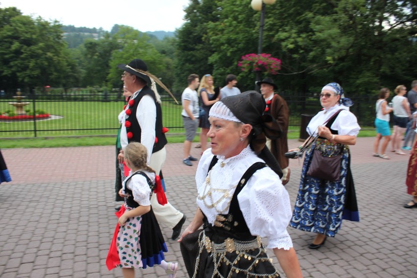 Piękny korowód rozpoczął tegoroczny Tydzień Kultury Beskidzkiej(ZDJĘCIA)