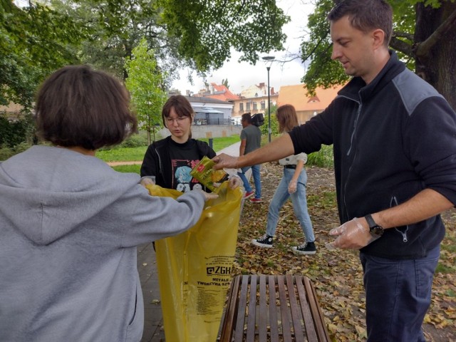 Społeczne Liceum Ogólnokształcące "Szkoła Myślenia Twórczego" sprząta Park Sowińskiego w ramach akcji "Sprzątanie świata"
