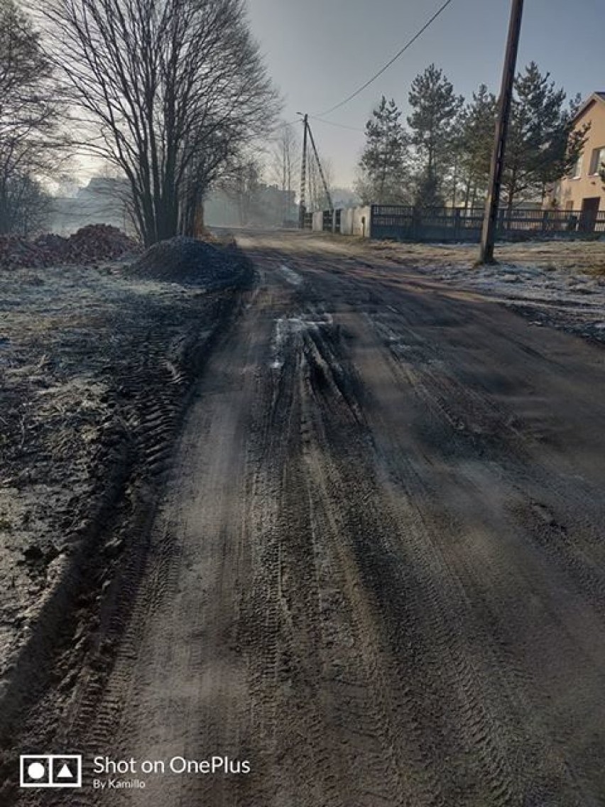 Myszków: Ulica Nierada w fatalnym stanie. Mieszkańcy pytają, kto wpadł na pomysł, żeby poprowadzić tędy objazd [ZDJĘCIA CZYTELNIKA]