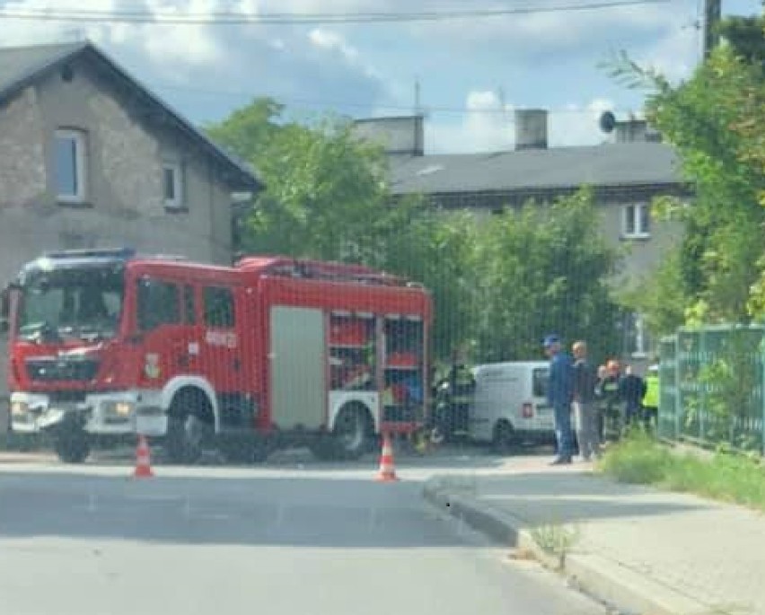 Wypadek w Dąbrowie Górniczej. Kierowca volkswagena uderzył w drzewo, lądował śmigłowiec LPR