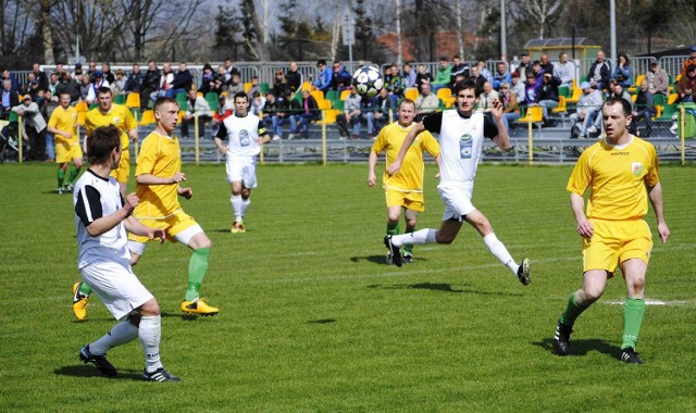 Orzeł (na żółto) dostał lekcję futbolu od KP Starogard (na biało)