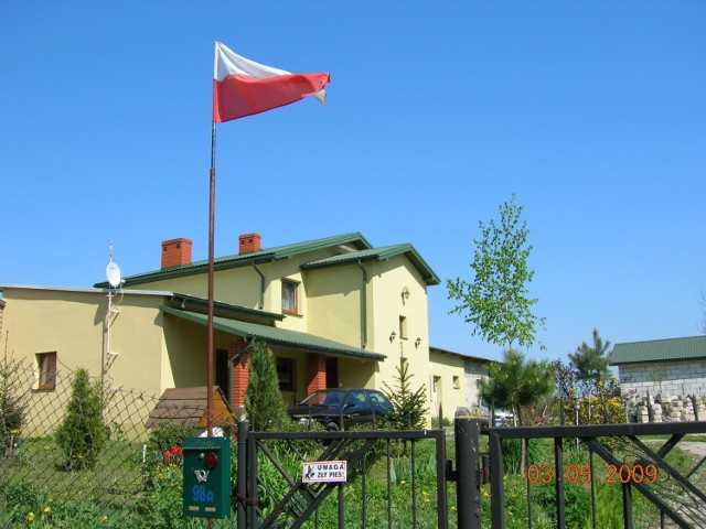 Flaga przed jednym z domów gdzieś w Polsce.