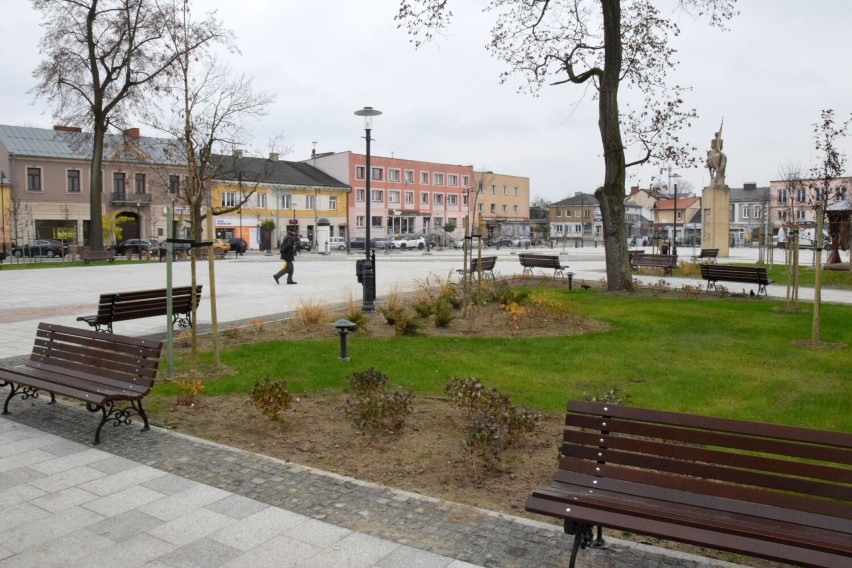 Fontanna, studnia, wszystko nowe i lśniące. Wyremontowany Rynek w Końskich już praktycznie gotowy. 