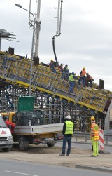 Budowa Pomorskiej Kolei Metropolitalnej. 24-godzinne betonowanie wiaduktu nad ul. Słowackiego 