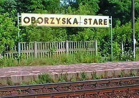 Pociąg ekspresowy relacji Przemyśl - Poznań nie zatrzymuje się na stacji w  Oborzyskach Starych. Przejeżdżający przez peron skład jechał z prędkością 120 km/h.