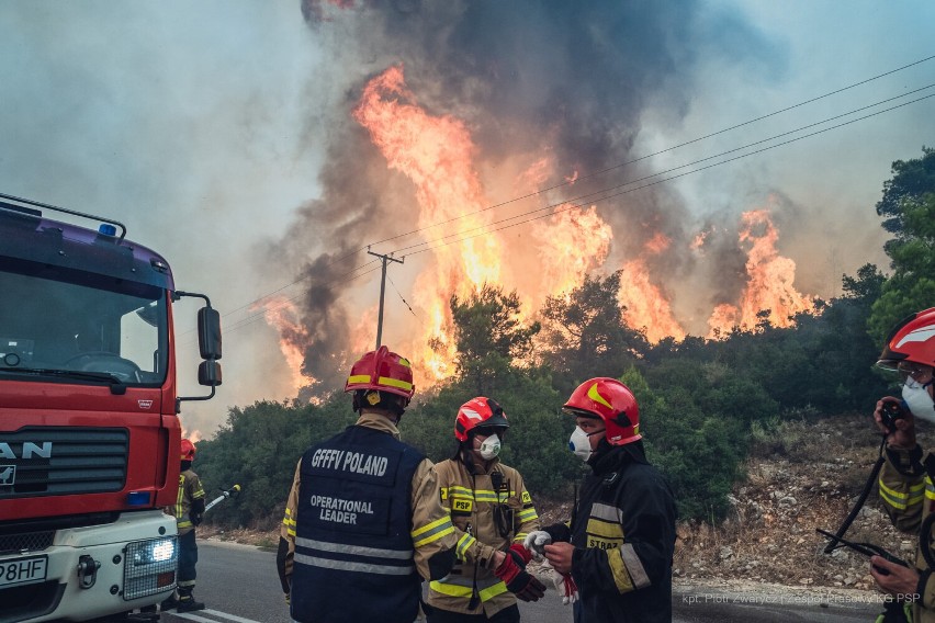Tak wygląda walka polskich strażaków w Grecji. Wśród nich są...