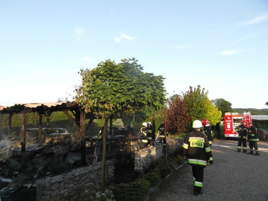 Czchów. Pożar trzech samochodów osobowych, przyczepy kempingowej i wiaty [ZDJĘCIA]