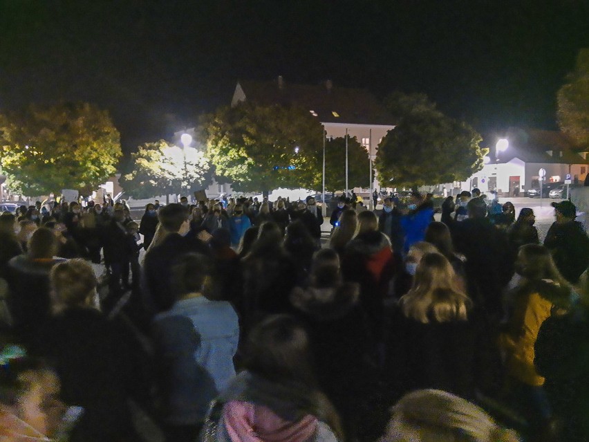 "Czarny protest" w Pniewach. Tłumy wyszły na ulice [ZDJĘCIA]