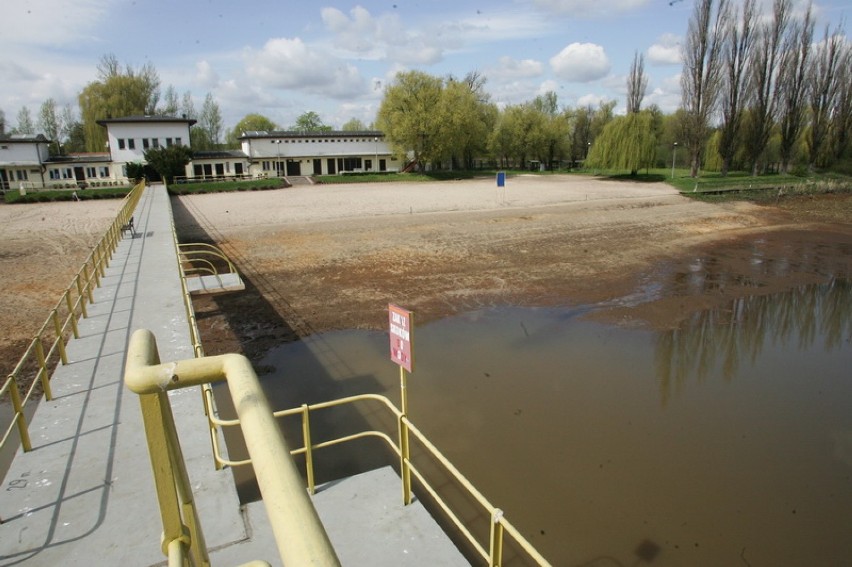 Spuszczanie wody na kąpielisku Kormoran w Legnicy (ZDJĘCIA)